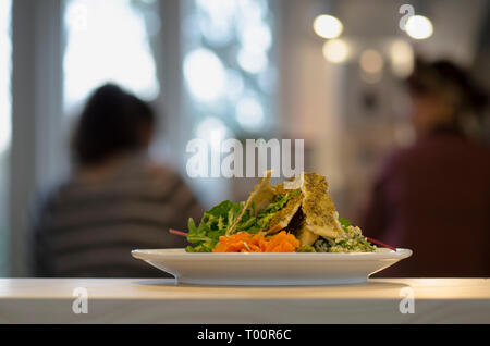 Piatto principale sul contatore in cucina Foto Stock