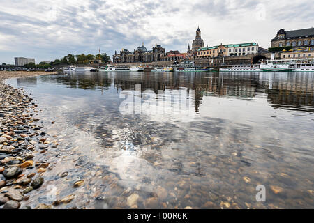 Dresden - Vista dal fiume Elba Waterside alla Chiesa di Nostra Signora e Imbarcazioni da fiume, in Sassonia, Germania, Dresda, 01.10.2018 Foto Stock