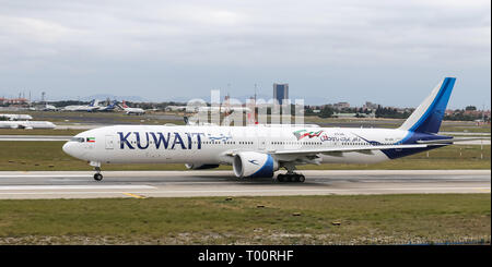 ISTANBUL, Turchia - 30 settembre 2018: Kuwait Airlines Boeing 777-369ER (CN) 62568 decolla dall'aeroporto Istanbul Ataturk. Kuwait Airways ha 27 flotta Foto Stock