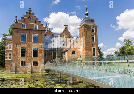 Ponte di vetro che conduce al castello di Ruurlo nei Paesi Bassi Foto Stock
