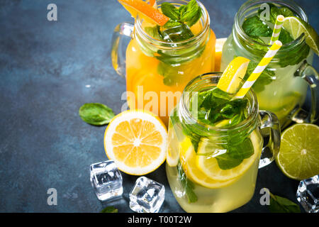 La limonata, mojito e limonata arancione su sfondo bianco. Foto Stock