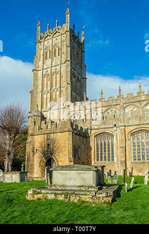 St James Chiesa Chipping Campden in Gloucestershire in una luminosa giornata di sole Foto Stock