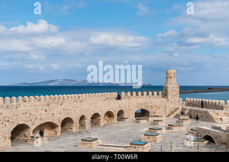 Heraklion, Creta, Grecia - 2 Novembre 2017: vista sul tetto della vecchia fortezza veneziana di Koules al porto di Heraklion, Creta, Grecia. Foto Stock