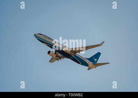 OSAKA, Giappone - GEN. 4, 2019: Xiamen Airlines Boeing 737-800 decollo dall'Aeroporto Internazionale Kansai di Osaka in Giappone. Foto Stock