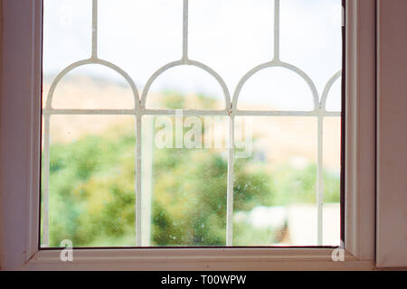 Finestra di legno. Ampia finestra di legno cantonale. La luce nella finestra Foto Stock