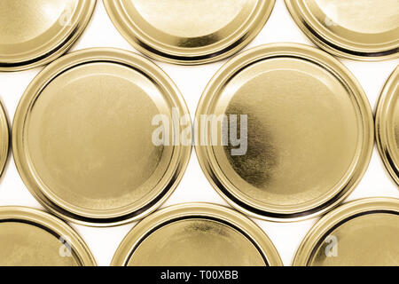 Golden jar coperchi su sfondo bianco Foto Stock