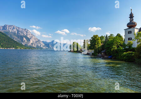 Alpine lago Traunsee summer view medievale con la ORT Landschloss torre sulla destra (Gmunden (Austria). Foto Stock