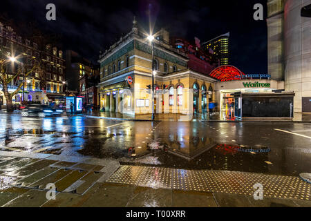 Dalla stazione metropolitana di Gloucester Road di notte. La metropolitana di Londra, Londra. Foto Stock