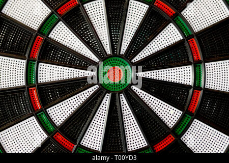 Closeup dartboard con nero, bianco, rosso e verde Foto Stock