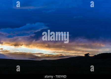 Tramonto al campeggio Rarawa, drammatica nuvole, Isola del nord, Auckland, Nuova Zelanda Foto Stock