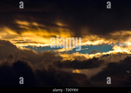 Tramonto al campeggio Rarawa, drammatica nuvole, Isola del nord, Auckland, Nuova Zelanda Foto Stock