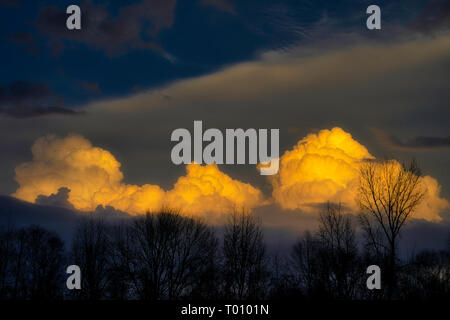 La luce della sera e cancellazione di nuvole temporalesche realizzato per interessanti modelli nei cieli dell'Alabama. Foto Stock