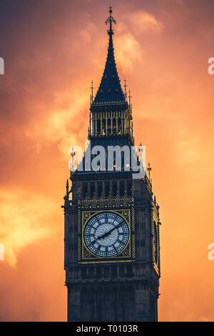 Il famoso Big Ben clock tower al tramonto Foto Stock