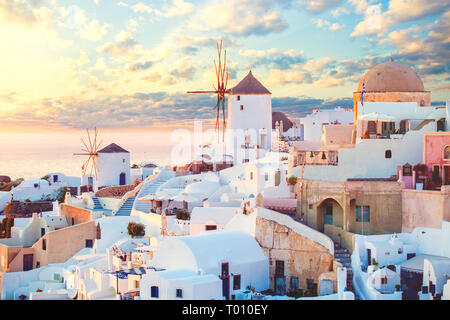 Isola di Santorini, Grecia. Romantica alba a Santorini, la luce del mattino Foto Stock