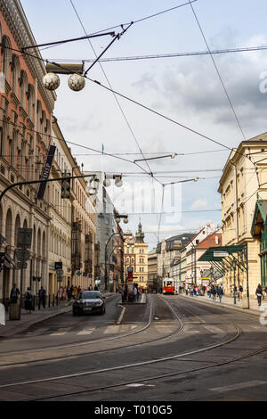 Praga, Repubblica Ceca - 22 Settembre 2018: i binari del tram sulla vecchia strada di Praga, giorno nuvoloso in autunno Foto Stock