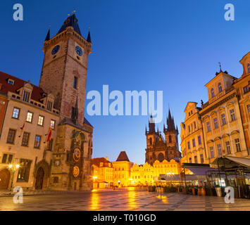 Praga - il vecchio municipio, Staromestske square e di Nostra Signora di Týn chiesa al crepuscolo. Foto Stock