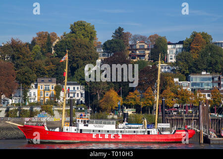 Lightvessel Elba 3, una storica lightship, ancoraggio presso la banca di fiume del fiume Elba nel porto di Amburgo, Germania. Foto Stock