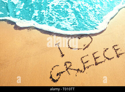 Spiaggia di sabbia fine e dorata con la scritta sulla sabbia di mare - Io amo la Grecia. Le migliori spiagge in Europa Foto Stock