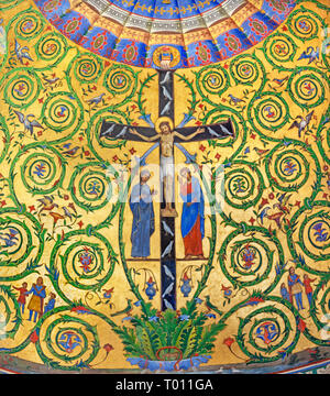 MODENA, Italia - 14 Aprile 2018: l'affresco di Gesù sulla croce con st. Giovanni e Maria nell abside laterale del Duomo. Foto Stock