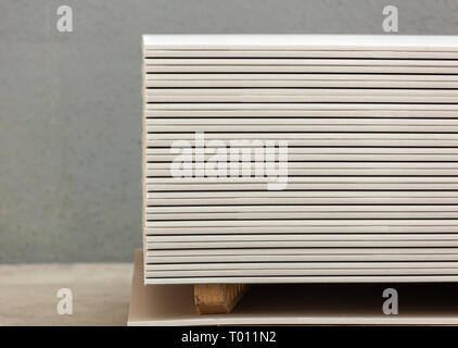 Impilatura di bianco i pannelli in gesso, muro a secco o cartongesso. Foto Stock