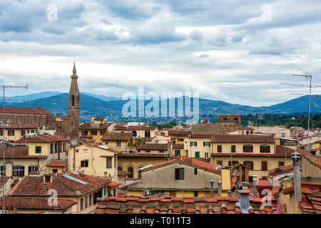 Il campanile della Cappella Pazzi, la Cappella dei Pazzi, una cappella situata nel 'Primo chiostro' sul fianco sud della Basilica di Santa Croce. Foto Stock