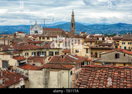 Il campanile della Cappella Pazzi, la Cappella dei Pazzi, una cappella situata nel 'Primo chiostro' sul fianco sud della Basilica di Santa Croce. Foto Stock