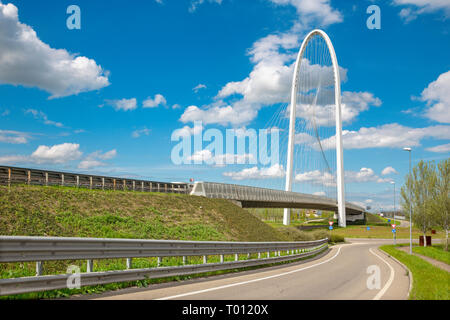 Reggio Emilia - moderno ponte arcuato dell'architetto Santiago Calatrava Foto Stock