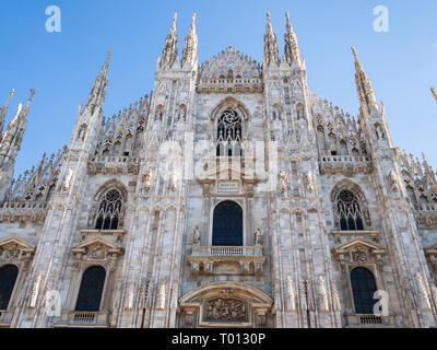 Viaggiare in Italia - la facciata del Duomo di Milano da Piazza del Duomo a Milano città nel mezzogiorno Foto Stock