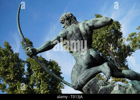 Statua di Archer di fronte al parco cittadino Ice Rink panorama edilizio Budapest Ungheria Foto Stock