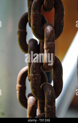 In prossimità di grandi robusta rusty catene appese Foto Stock