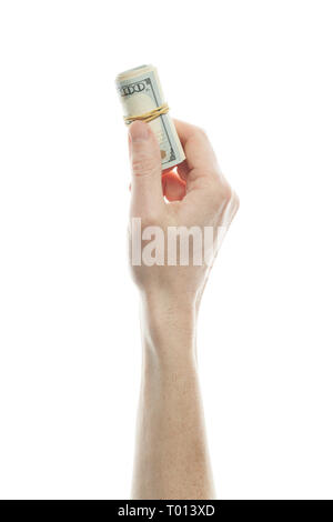 Dollari statunitensi che rappresentano gli investimenti per onore e ricchezza. Rotolo di 100 nota in mano mans isolati su sfondo bianco Foto Stock