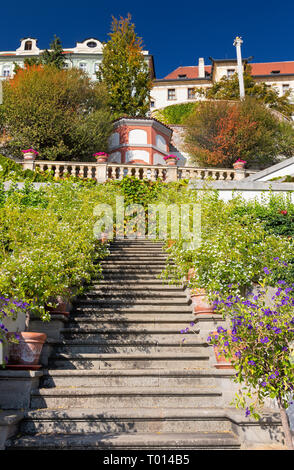 Praga - La Furstenberska giardini sotto il castello di atumn. Foto Stock