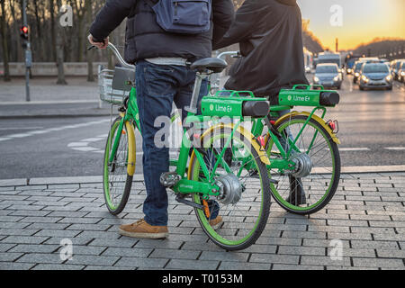 Giovane con calce biciclette a Berlino Foto Stock