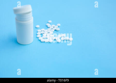 Pillole e pillola bottiglia su sfondo blu Health care medicine mock up concept Foto Stock