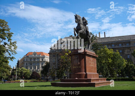 Statua di Francesco Rákóczi II monumento davanti al parlamento ungherese panorama edilizio Budapest, Ungheria Foto Stock