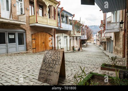 Signagi, Georgia - 23 novembre 2011: Vista di minuscoli pittoresche strade di piccole città Signagi nella regione di Kakheti, Georgia Foto Stock