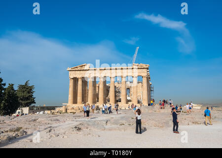 Atene, Grecia - 5 Giugno 2018: turista che visita il Partenone rovina dell'Acropoli di Atene Foto Stock