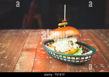 Buon sciatto burger di bun, servito nel cestello Foto Stock