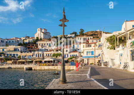 Andros, Grecia - 31 Maggio 2018: Batsi pittoresco villaggio sull'isola di Andros cicladi grecia Foto Stock