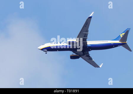 Un aereo Ryanair EI-EST sull'approccio finale all'Aeroporto Internazionale di Leeds Bradford Foto Stock