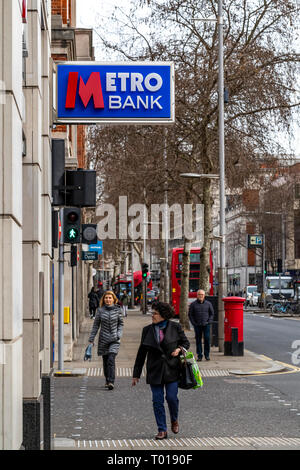 Metro Bank, il nome più recente nel settore bancario nel Regno Unito. 160-166 Kensington High St, Kensington, Londra W8 7RG Foto Stock