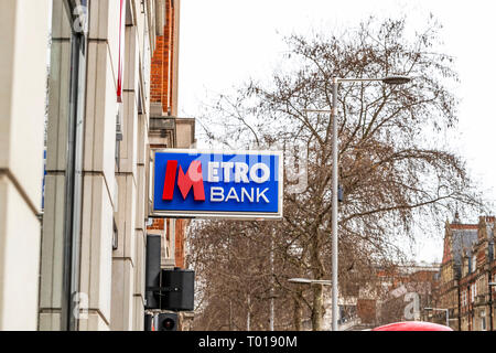 Metro Bank, il nome più recente nel settore bancario nel Regno Unito. 160-166 Kensington High St, Kensington, Londra W8 7RG Foto Stock