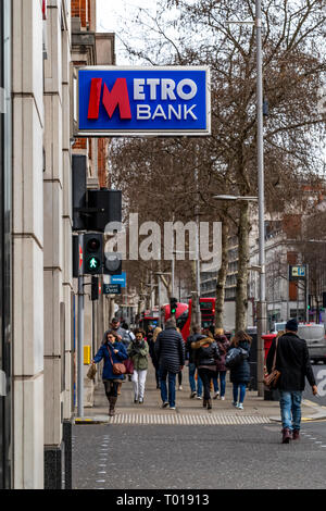 Metro Bank, il nome più recente nel settore bancario nel Regno Unito. 160-166 Kensington High St, Kensington, Londra W8 7RG Foto Stock