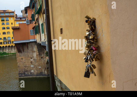 Il Ponte Vecchio, una pietra medievali chiuso-spandrel arco ponte sopra il fiume Arno a Firenze, nota per aventi ancora negozi costruiti Foto Stock