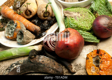 Marciume la frutta e le verdure su un tavolo Foto Stock