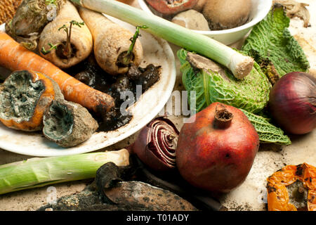 Marciume la frutta e le verdure su un tavolo Foto Stock