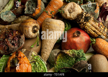 Marciume la frutta e le verdure su un tavolo Foto Stock