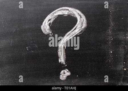 Colore bianco chak del disegno a mano nel punto interrogativo forma su sfondo blackboard Foto Stock