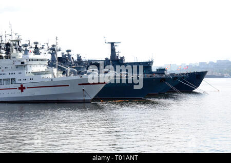 Le navi militari nel porto di una città di Vladivostok. Foto Stock