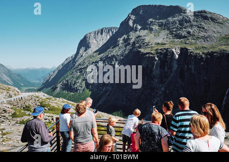 Turisti che si godono la montagna Trollstigen viewpoint sulla Nazionale Geiranger-Trollstigen percorso panoramico in Norvegia Foto Stock